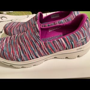 NWOT Skechers slip on sneakers - Size 10M